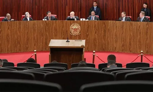 
          Imagem ilustrativa da imagem Veja como votou cada ministro do TSE em ação que tornou Bolsonaro inelegível
          