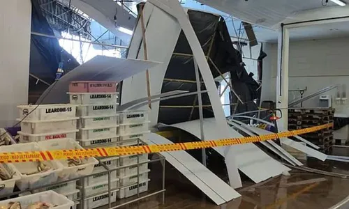 
          Imagem ilustrativa da imagem Vento derruba parede de empresa e mulheres são pisoteadas durante ciclone em SC
          