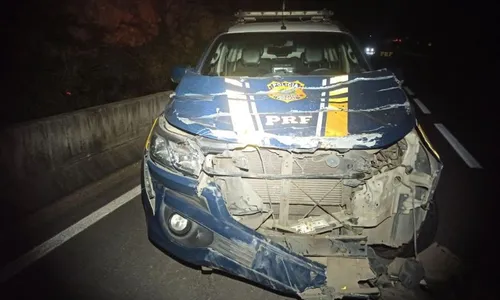 
          Imagem ilustrativa da imagem Viatura da PRF é atingida por caminhão roubado na BR-101 em Viana
          