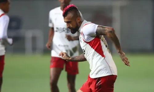 
          Imagem ilustrativa da imagem Vidal era um dos sem contrato para 2024 no Flamengo
          