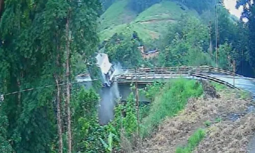 
          Imagem ilustrativa da imagem Vídeo mostra momento da queda de caminhão de ponte na BR-101 em Fundão
          