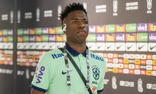 
          Imagem ilustrativa da imagem Vini Jr. é cortado da seleção após lesão no Real; Diniz convoca Raphinha
          