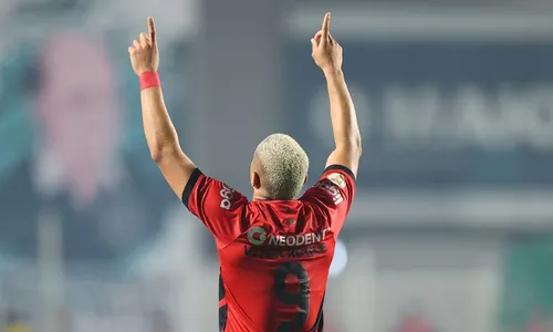 
          Imagem ilustrativa da imagem Vitor Roque marca, mas Athletico-PR cede empate ao Goiás
          