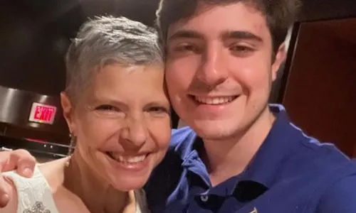 
          Imagem ilustrativa da imagem Viúva de Gugu posta foto do filho no SBT e deseja sorte a ele como apresentador
          