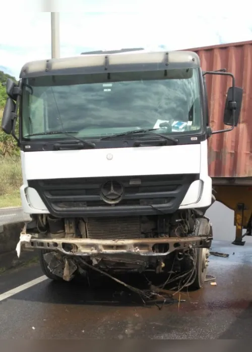 Imagem ilustrativa da imagem Carreta fica atravessada na pista e interrompe trânsito na BR-262 no ES