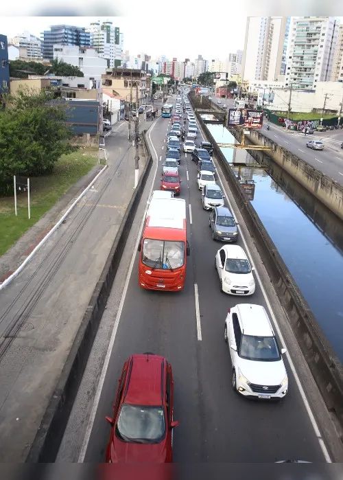 Imagem ilustrativa da imagem Cinco carros flagrados por minuto em faixa exclusiva para ônibus na Terceira Ponte