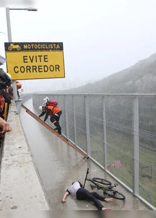 Imagem ilustrativa da imagem FOTOS | Bombeiros simulam resgate de ciclistas feridos na Terceira Ponte