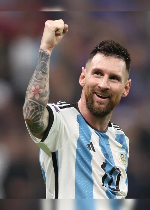 Imagem ilustrativa da imagem Messi pode igualar Daniel Alves como jogador com mais títulos da história