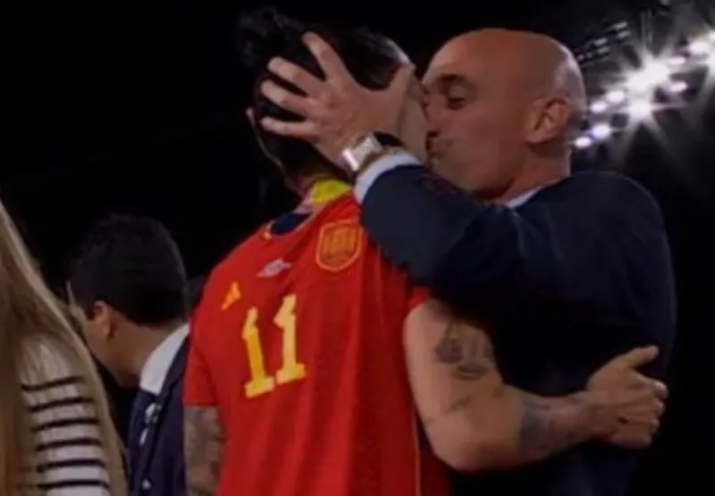 Jenni Hermoso foi beijada à força por presidente da Federação Espanhola durante cerimônia de entrega das medalhas na Copa do Mundo