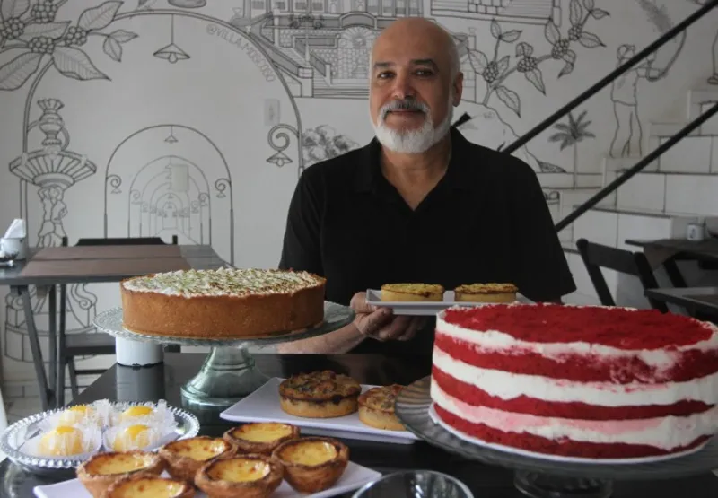 Alexandre Ralley Leal mostra algumas das tortas e doces que são servidos em seu estabelecimento