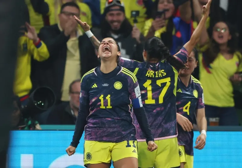 Catalina Usme (camisa 11) comemora gol da classificação para as quartas de final