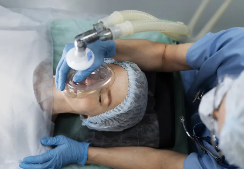 Os anestesiologistas personificam a combinação de perícia médica e atenção dedicada, assegurando segurança em cada etapa do processo cirúrgico