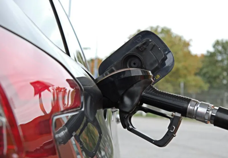 Segundo a ANP, o preço médio da gasolina nos postos brasileiros ficou praticamente estável esta semana, em R$ 5,87 por litro