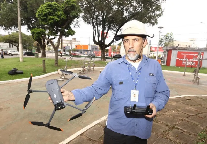 O biólogo André Capezzuto explica que o drone percorrerá regiões específicas fazendo uma varredura térmica