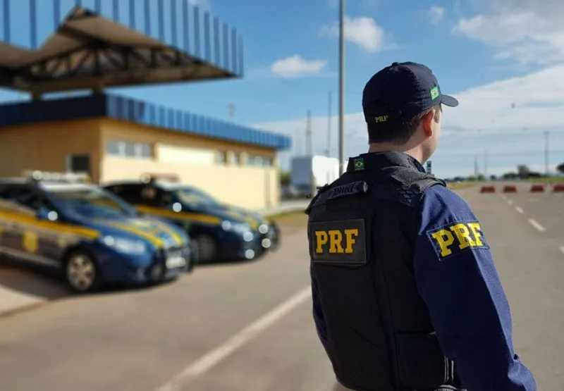 Agente da PRF em rodovia: Espírito Santo é o estado com o maior número de pontos críticos em estradas no País