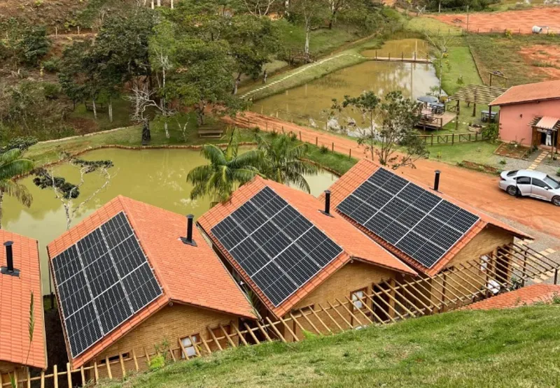 Chalés Vila Caravaggio utilizam energia produzida por células fotovoltaicas