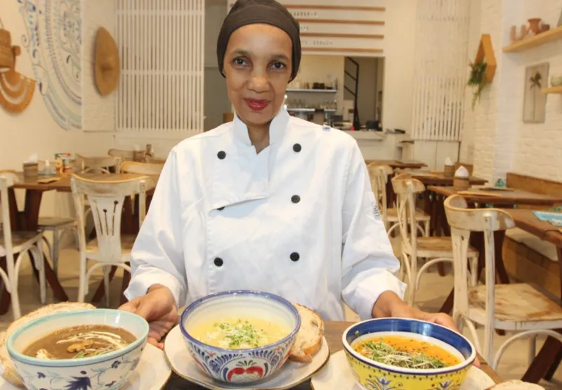 Luciana Oliveira, chef de cozinha, diz que caldos são saborosos e saudáveis