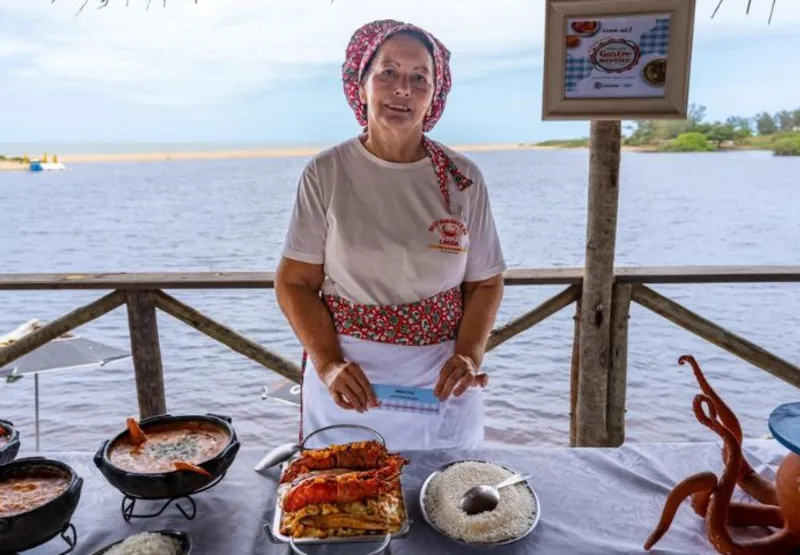 Elnice Martins, uma das proprietárias do Restaurante da Lagoa, mostra alguns pratos que serão comercializados no evento