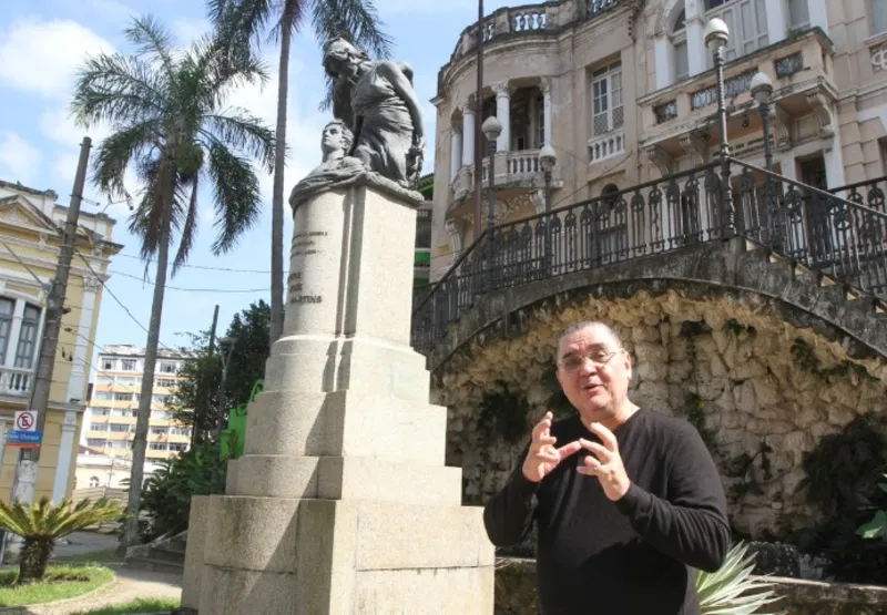 José Cirillo explica que a estátua de Domingos Martins foi inaugurada em 1918, em homenagem ao revolucionário