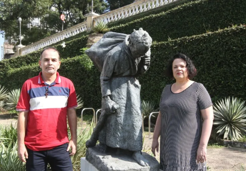Giuliano de Miranda e Fabíola Nunes com estátua de Dona Domingas