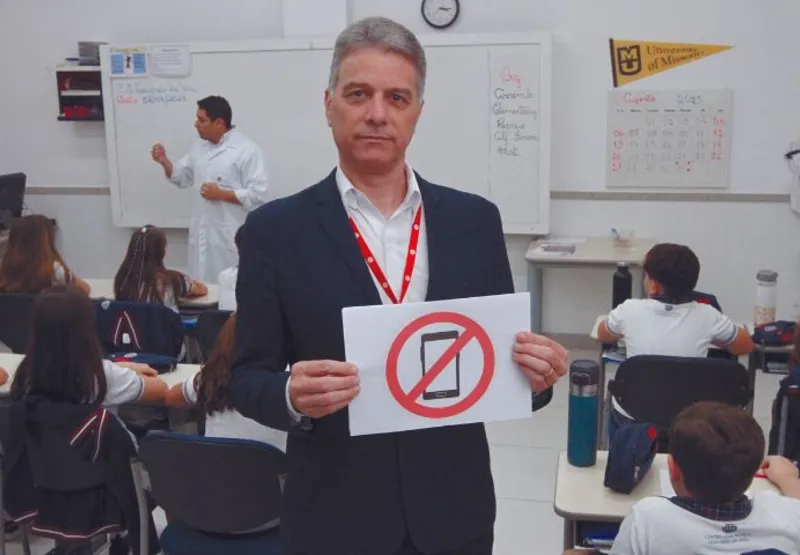 O diretor de escola Mário Broetto afirma que o uso de celular é proibido dentro do colégio, inclusive na hora do recreio ou almoço