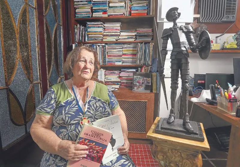 A professora  e escritora Ester Abreu Vieira de Oliveira, de 90 anos, sendo 73 deles dedicados às salas de aula, já publicou cerca de 500 livros