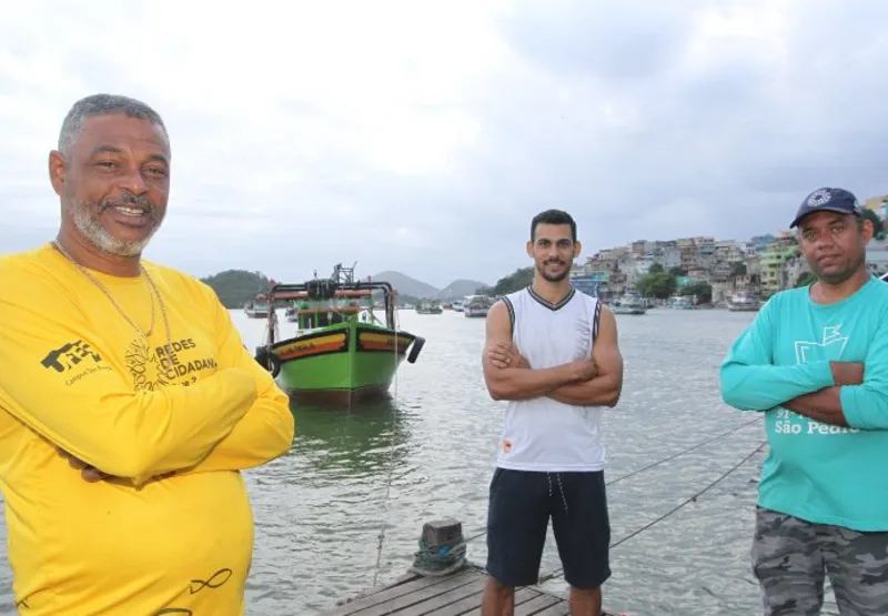 Os pescadores João Carlos Gomes, Sandro Fagundes e David Luiz Eler aguardam debate com comitê do Estado