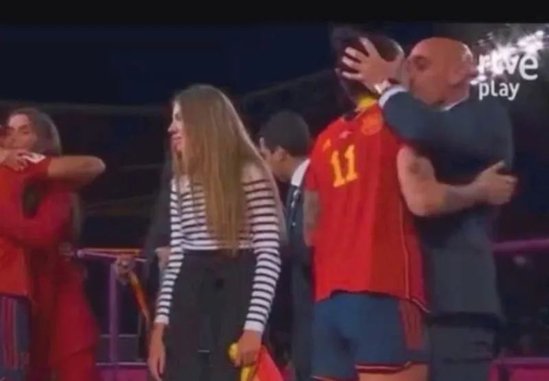 No pódio, Rubiales cumprimentou todas as jogadoras espanholas, mas a aproximação com Hermoso foi diferente