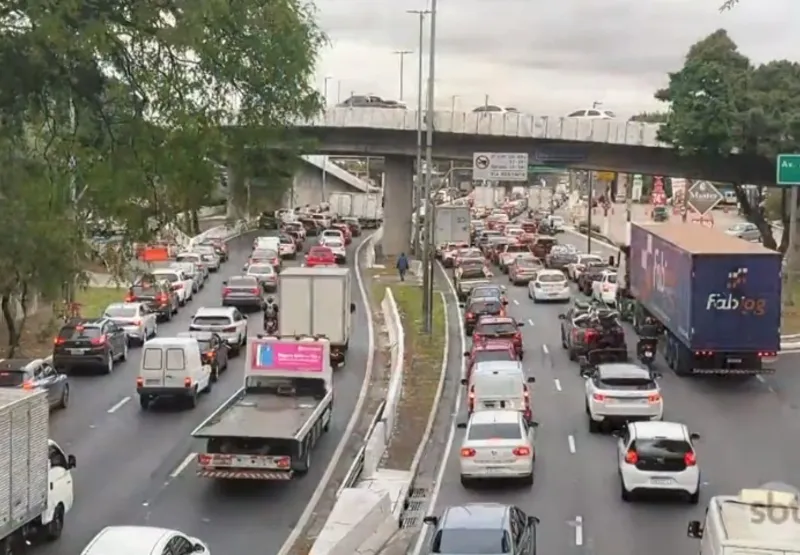 Estimativa da Artesp (Agência de Transporte do Estado de São Paulo) aponta que mais de 2,8 milhões de veículos devem seguir em direção ao litoral e interior paulista durante todo o feriado