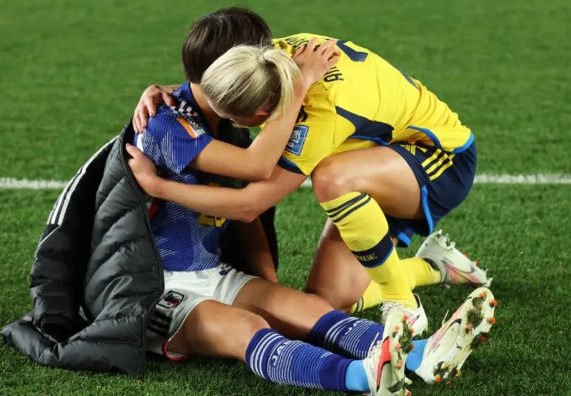 Jogadora da Suécia consola colega do Japão