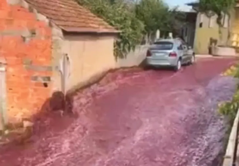 Imagens publicadas nas redes sociais mostram uma enxurrada do líquido vermelho descendo uma ladeira