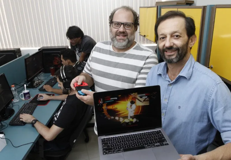 Rafael Lontra (camiseta listrada) e Marcelo Herzog participaram da criação do jogo WarDogs, inspirado nos clássicos