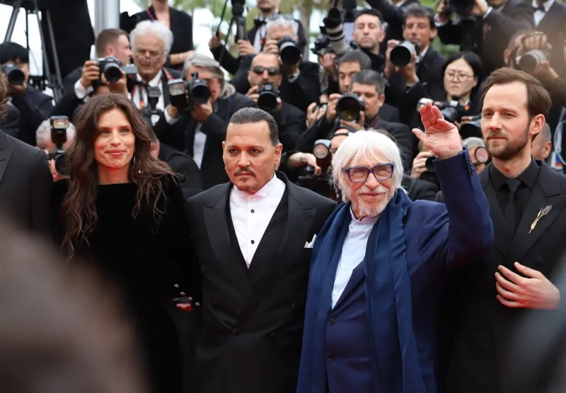 Johnny Depp e a equipe do filme Jeanne du Barry