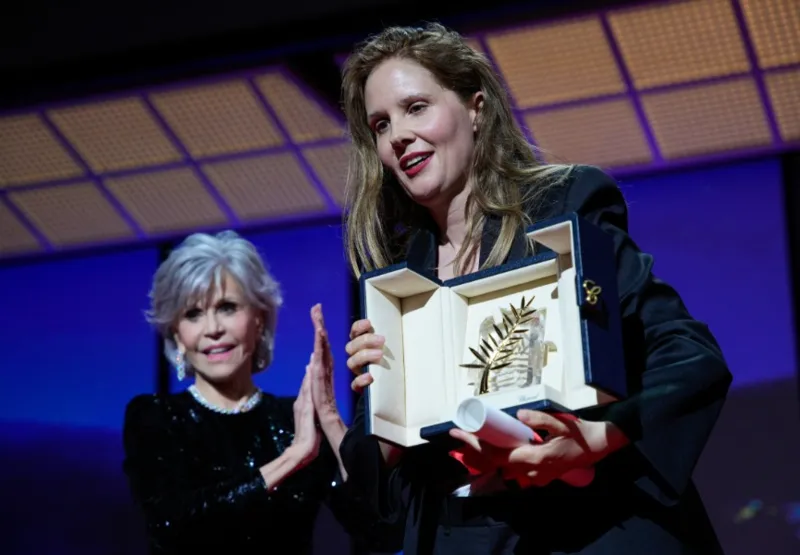 Justine Triet recebe a Palma de Ouro e é aplaudida pela atriz Jane Fonda