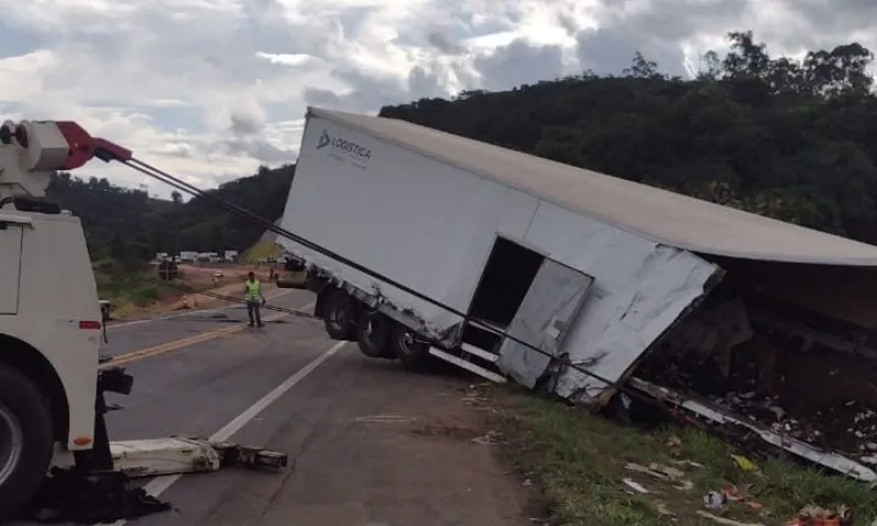 Imagem ilustrativa da imagem Acidente com carreta interdita rodovia no ES