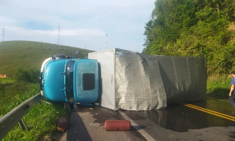 Imagem ilustrativa da imagem Acidente com carro de passeio e caminhões interdita BR-101