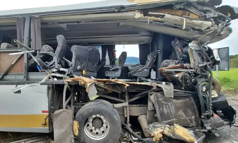 Imagem ilustrativa da imagem Acidente com ônibus em MG deixa ao menos 2 mortos e mais de 30 feridos