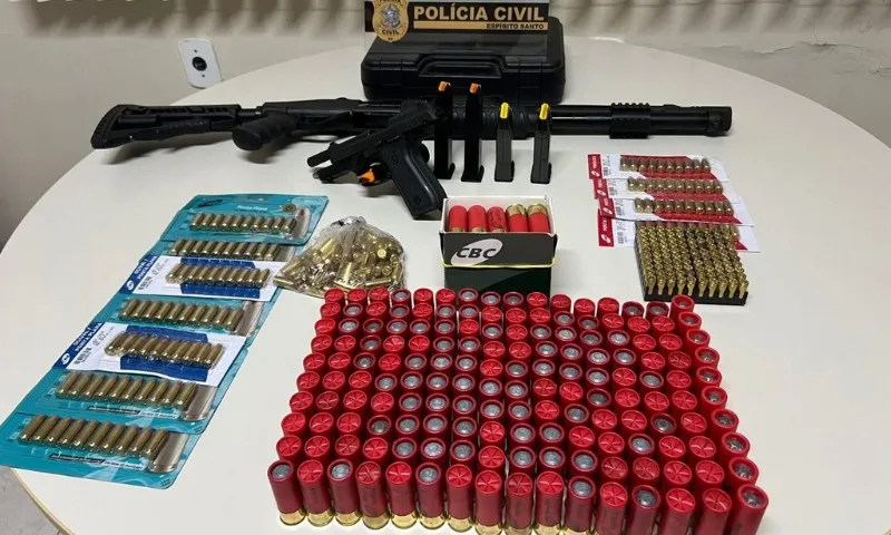 Imagem ilustrativa da imagem Após ameaçar a ex-namorada, homem tem armas apreendidas pela polícia no ES