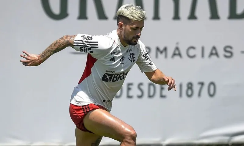 Imagem ilustrativa da imagem Arrascaeta treina com bola no Flamengo e pode jogar contra o Corinthians