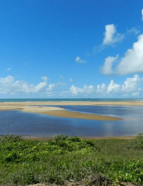 Imagem ilustrativa da imagem Caçadores de Destinos: lagoa gigante e praias com altas ondas em Linhares