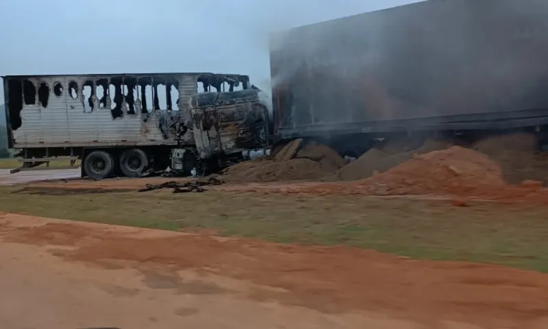 Imagem ilustrativa da imagem Caminhão pega fogo após colidir com outro veículo na Serra