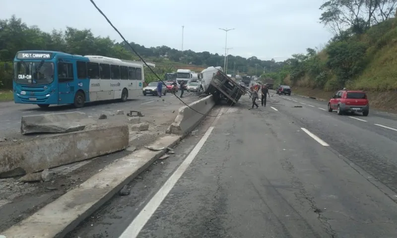 Imagem ilustrativa da imagem Caminhão sobe em mureta e interdita faixas na Rodovia do Contorno