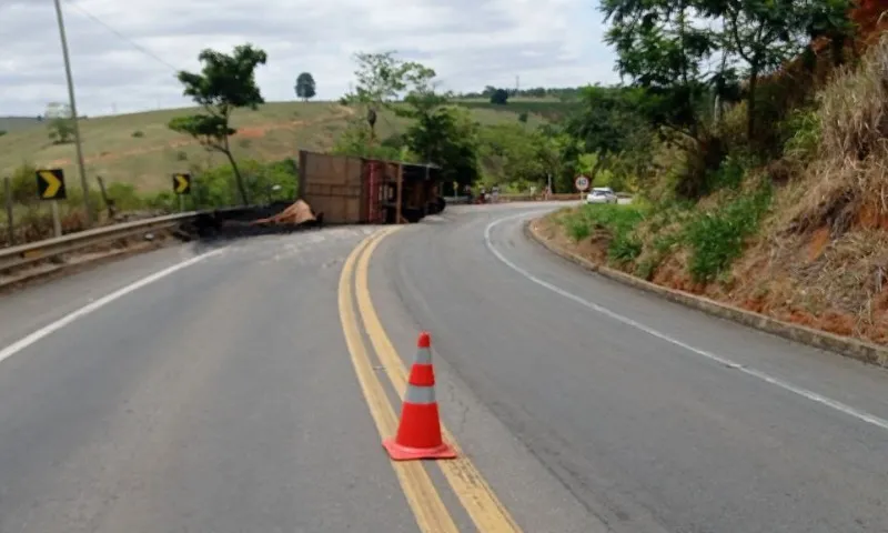 Imagem ilustrativa da imagem Carreta tomba e fecha rodovia no ES; carga fica espalhada na pista