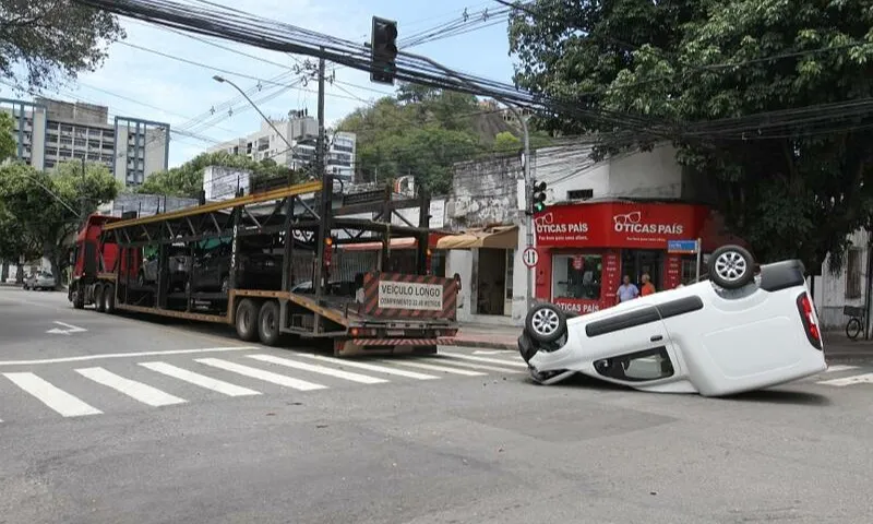 Imagem ilustrativa da imagem Carro cai de caminhão-cegonha e tomba na pista em Vitória