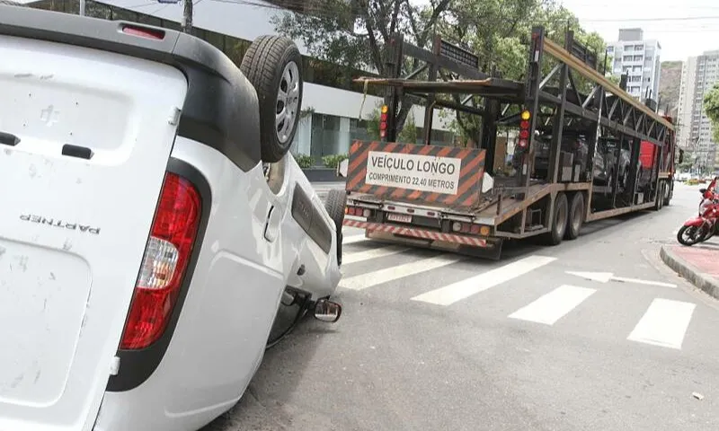 Imagem ilustrativa da imagem Carro cai de caminhão-cegonha e tomba na pista em Vitória