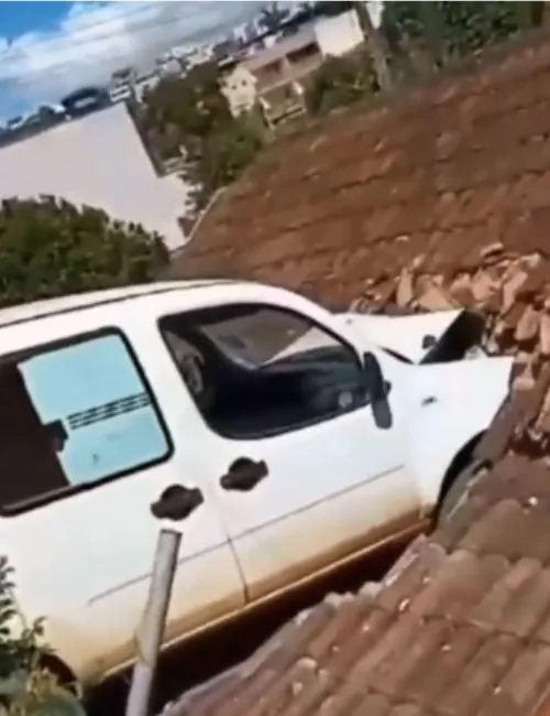 Imagem ilustrativa da imagem Carro desgovernado desce ladeira e acerta telhado de casa no Noroeste do ES