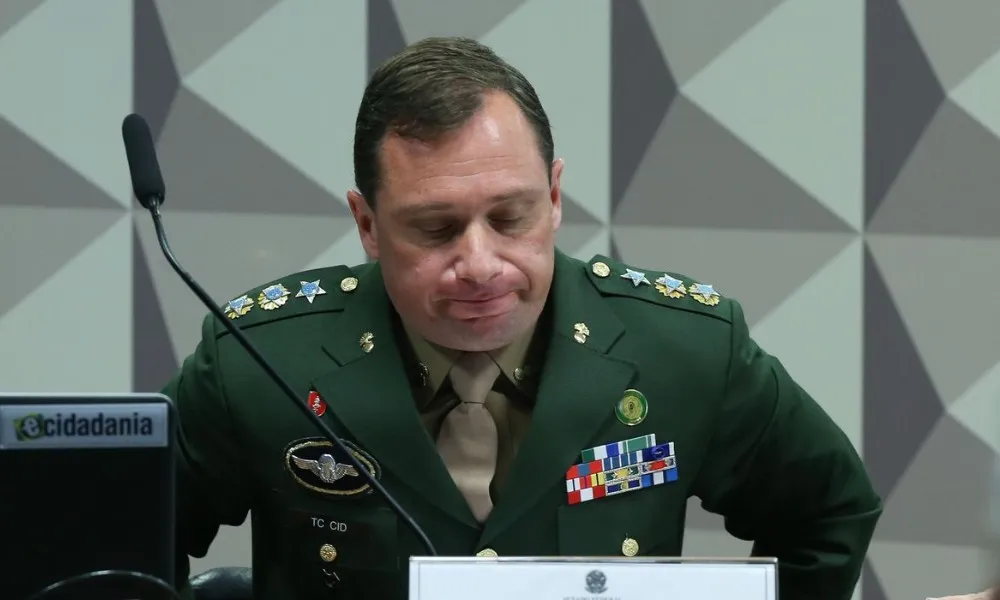 Imagem ilustrativa da imagem Cid afirma que Michelle e Eduardo incitavam Bolsonaro a dar um golpe de Estado