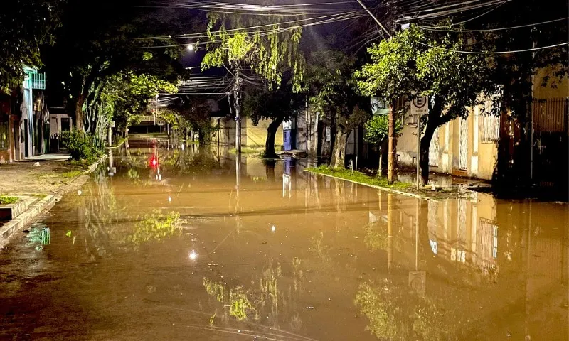 Imagem ilustrativa da imagem Comporta vaza e ruas de Porto Alegre são invadidas pela água do Guaíba