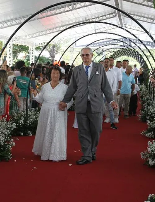 Imagem ilustrativa da imagem Emoção em casamento coletivo na Serra