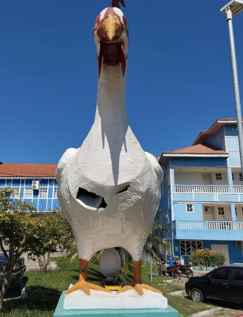 Imagem ilustrativa da imagem Estátua da Galinha, símbolo de cidade do ES, é alvo de vandalismo